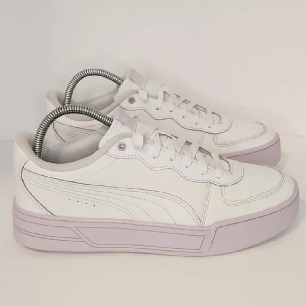 Low cut thick soled sports shoes